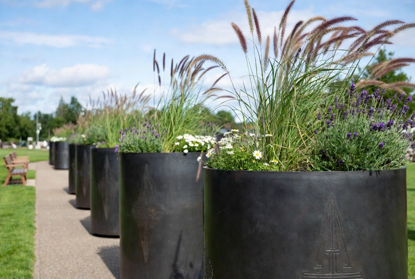 Как металлические цветочницы MadMetal преображают улицу в 2026?